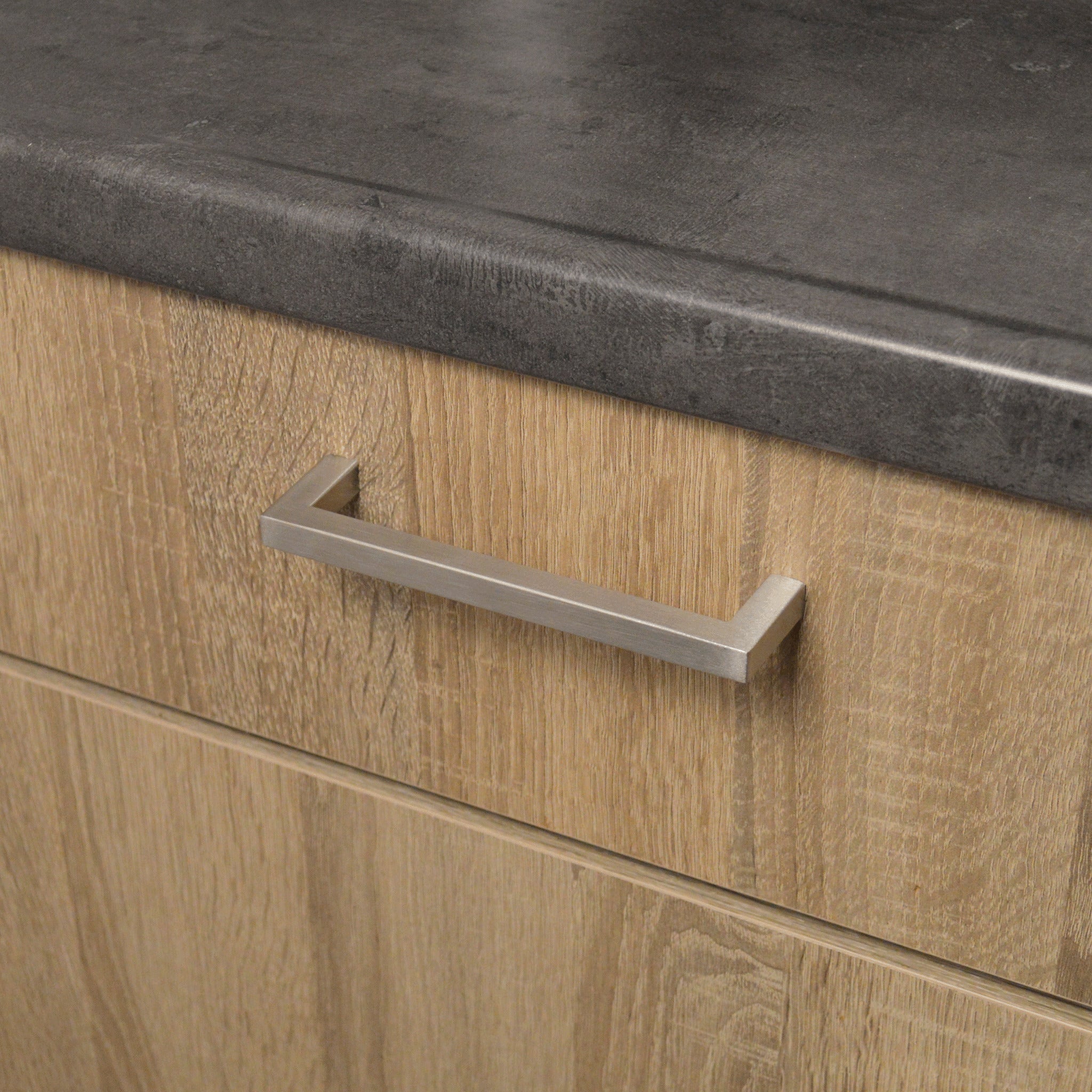 Amsterdam RVS zilver meubelgreep in keukenopstelling