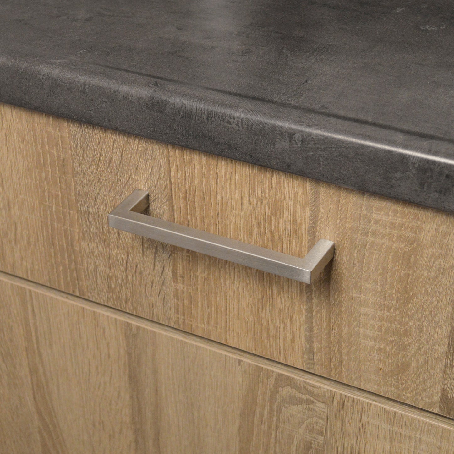 Amsterdam RVS zilver meubelgreep in keukenopstelling