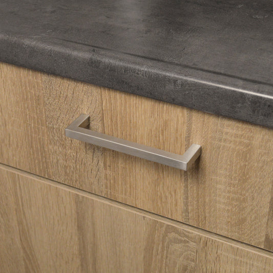 Amsterdam RVS zilver meubelgreep in keukenopstelling