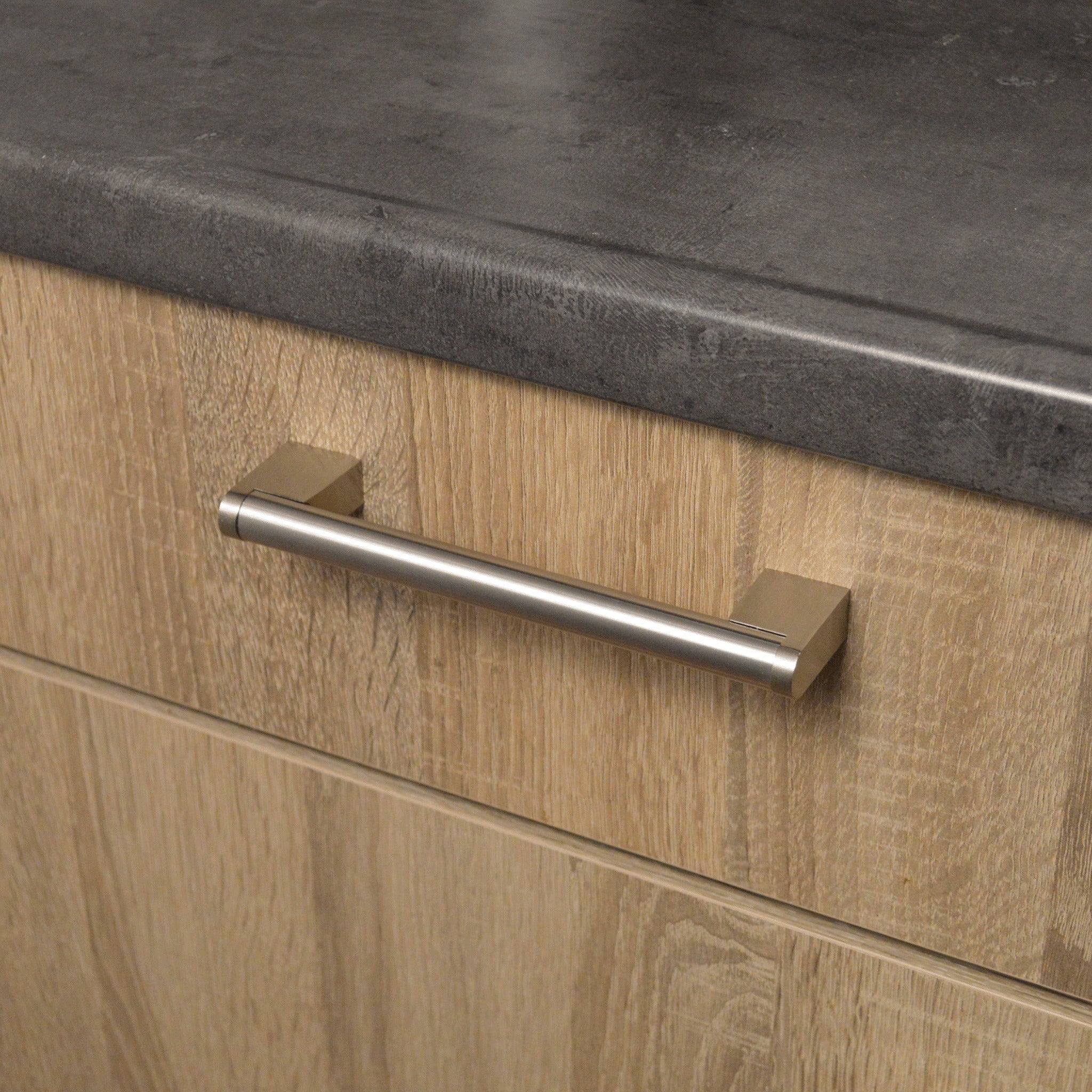 Manchester RVS zilver meubelgreep in keukenopstelling