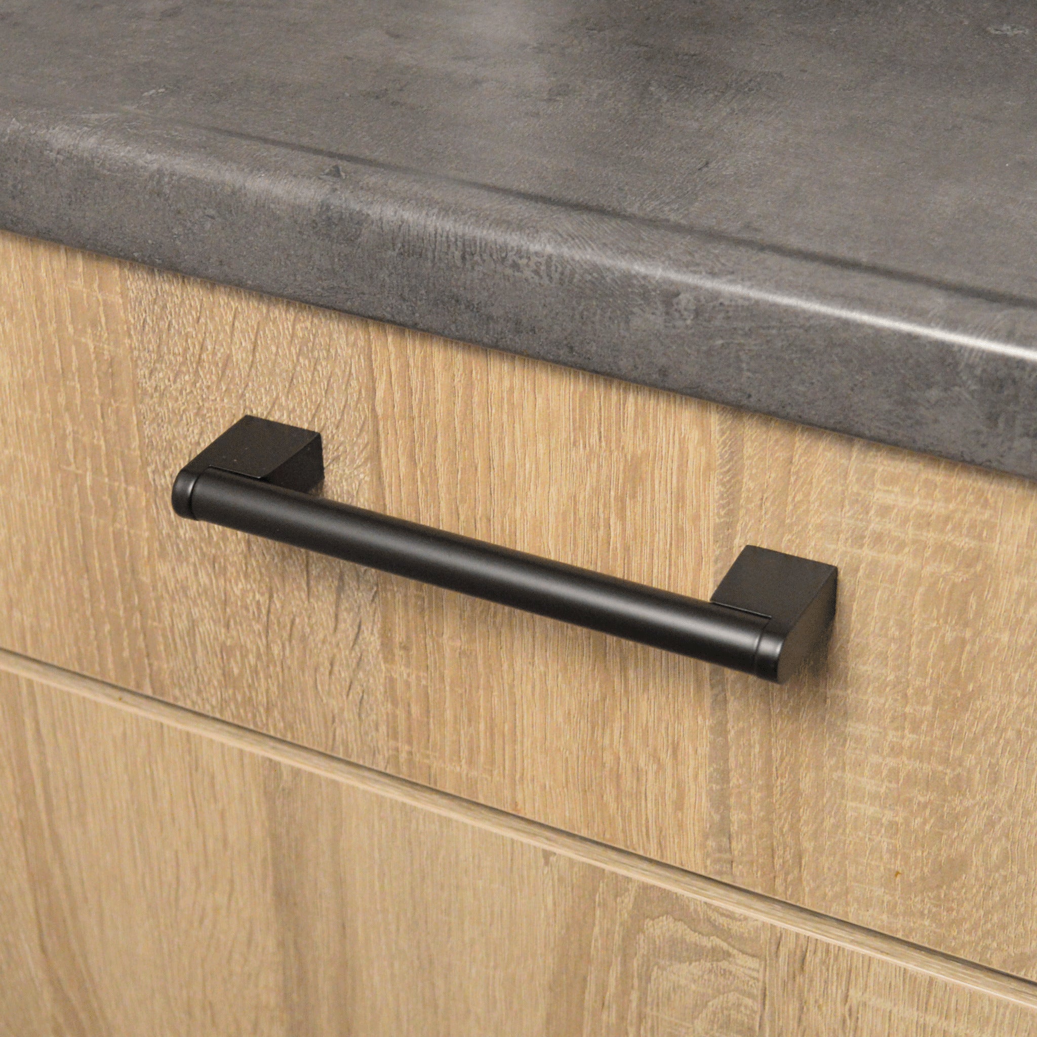 Manchester RVS zwart meubelgreep in keukenopstelling